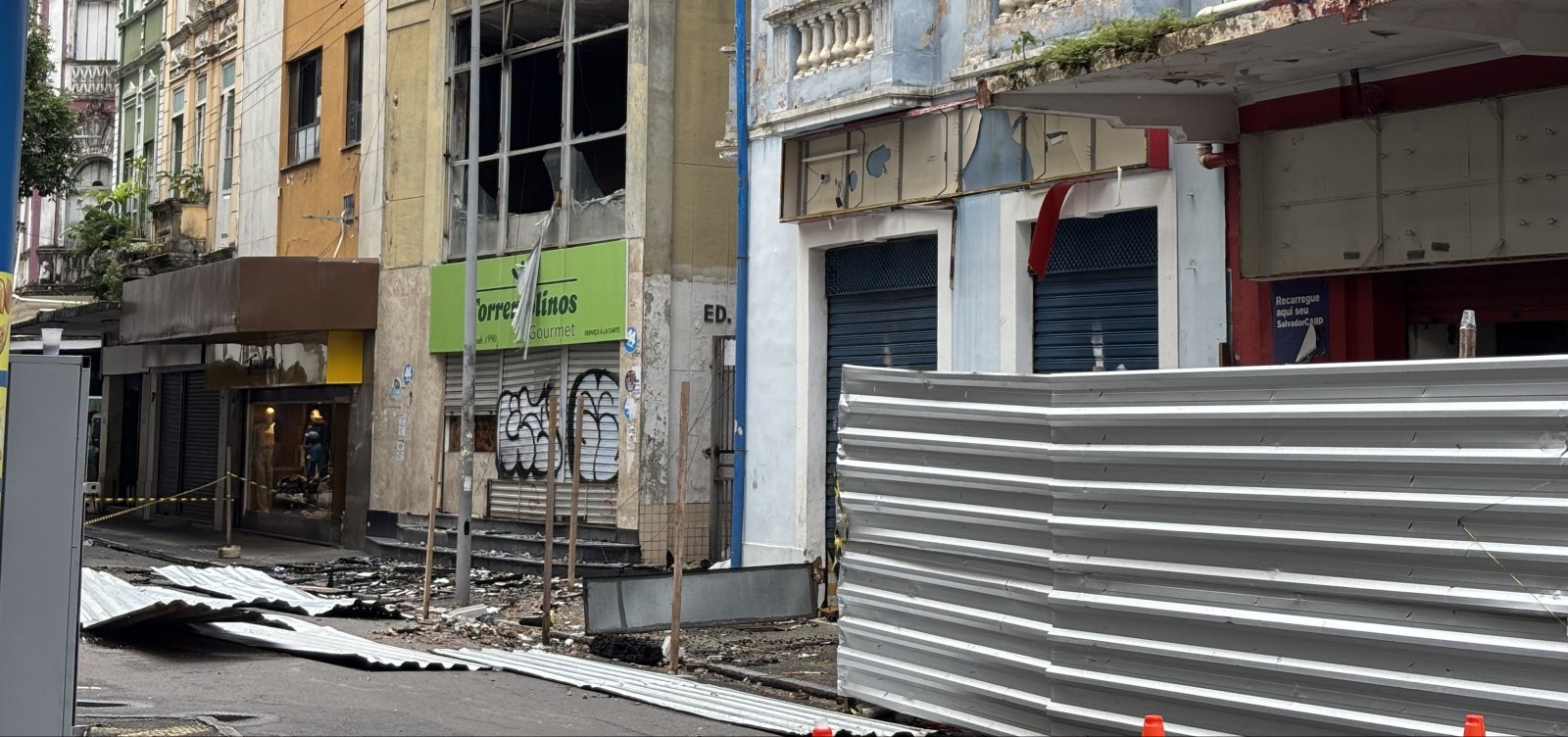 Imagem de Após incêndio, casarão desaba parcialmente no Comércio nesta quarta