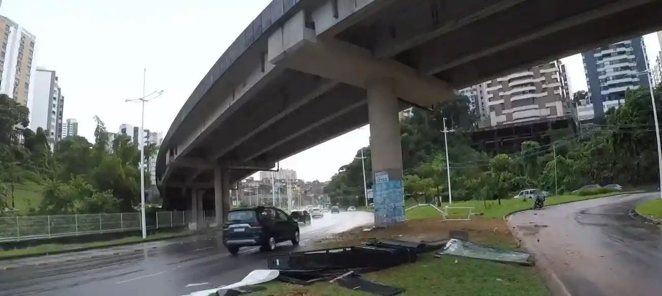 Imagem de Motorista morre na Avenida Juracy Magalhães após colidir carro com poste