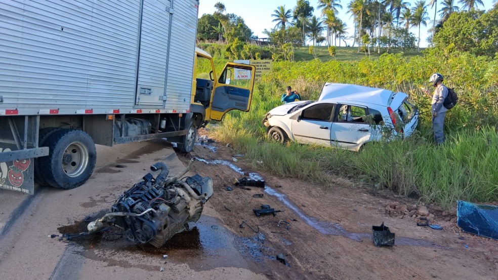 Imagem de Homem morre após colisão entre carro e caminhão na BR-101, em Santo Antônio de Jesus