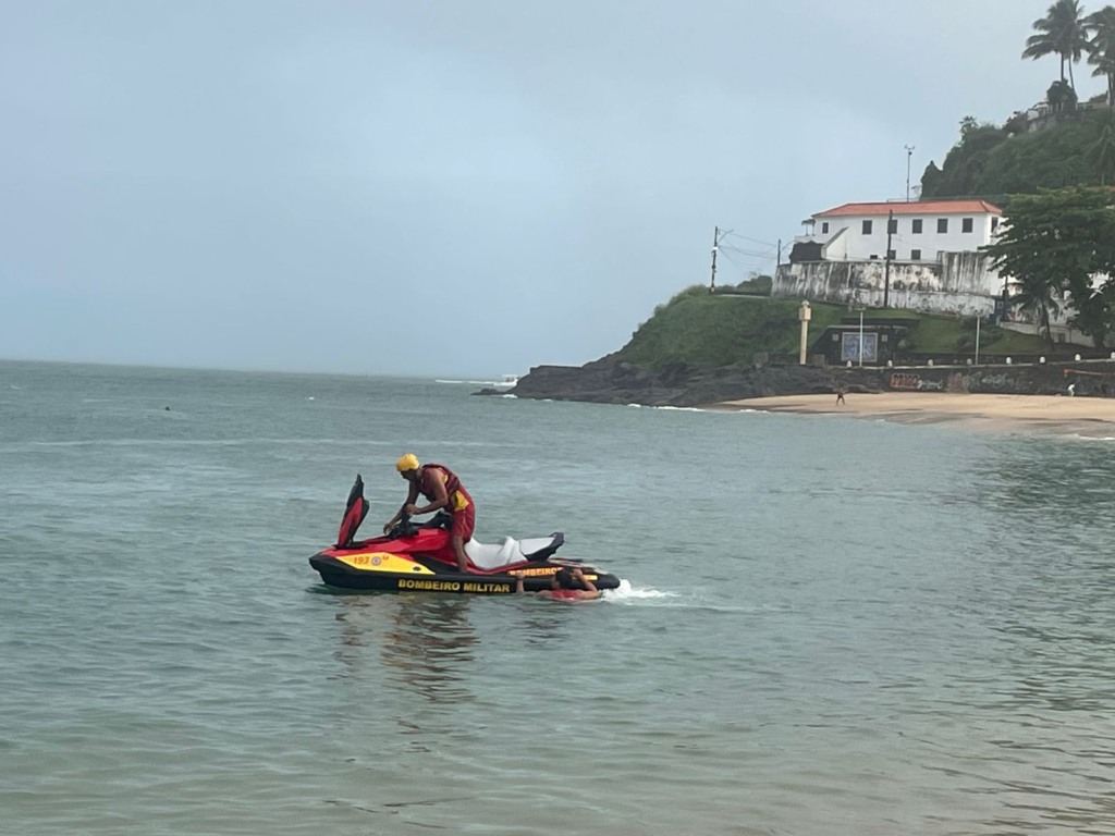Imagem de Bombeiros seguem buscas por jovem desaparecido em Amaralina