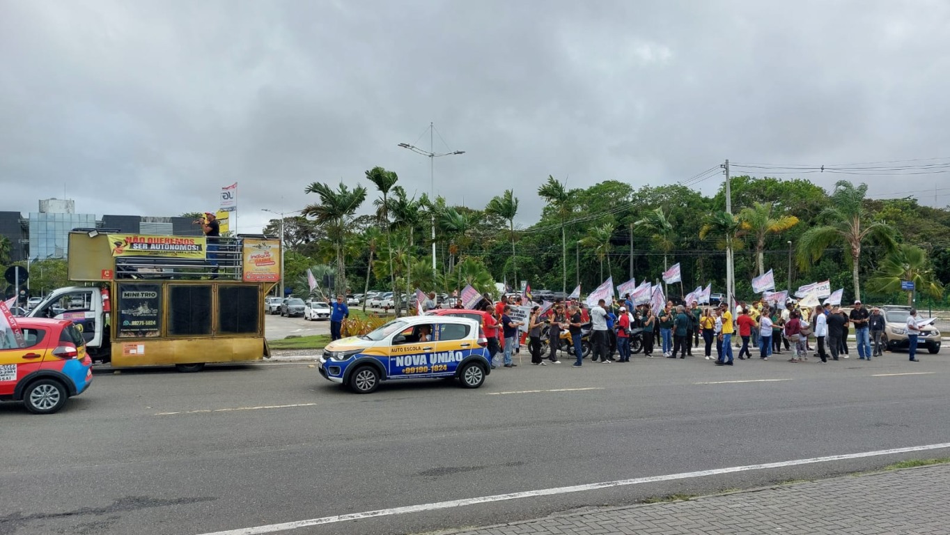 Imagem de Instrutores de autoescola realizam manifestação na Av. Paralela