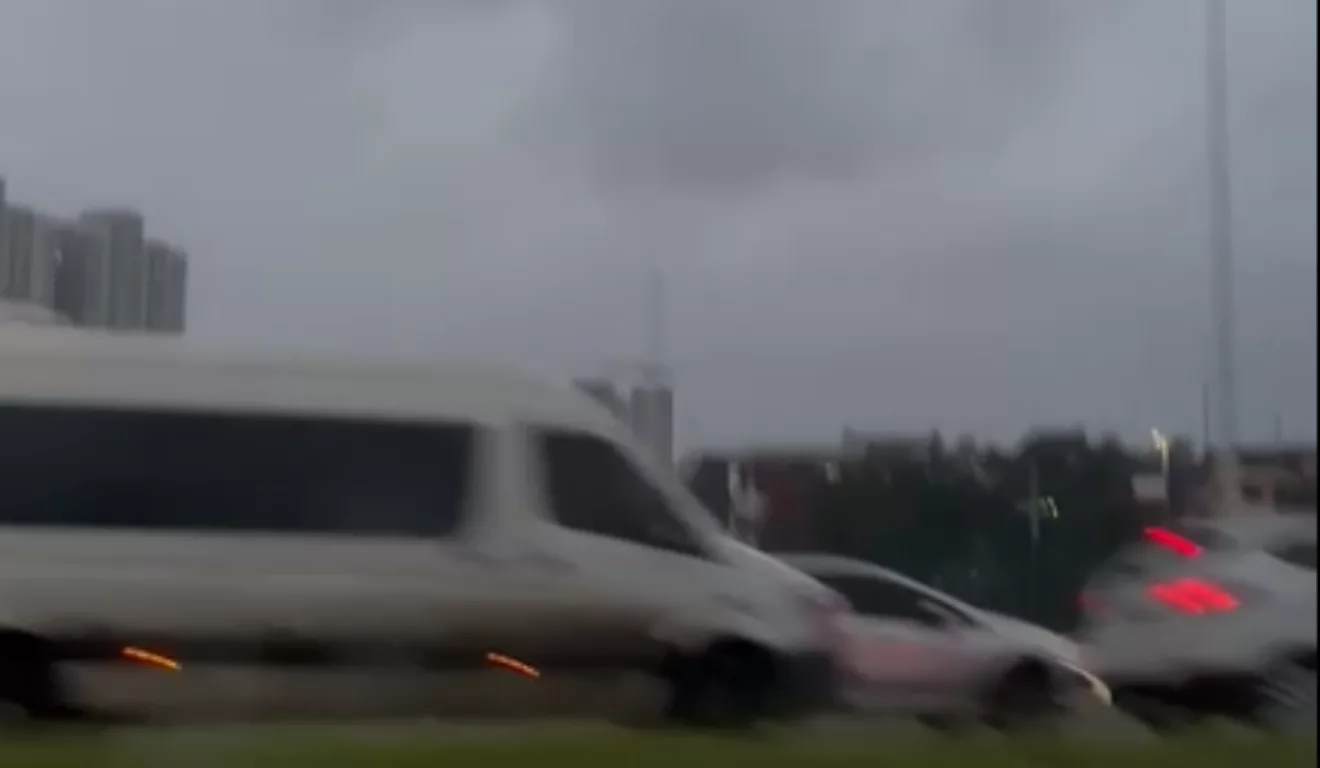 Imagem de Movimento intenso na rodoviária deixa viaduto congestionado