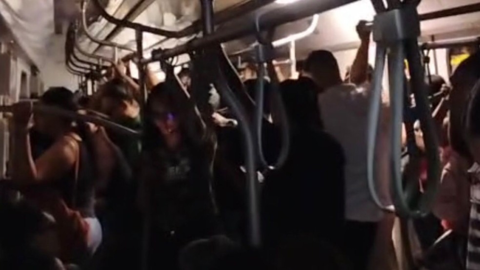 Imagem de Metrô de Salvador sofre apagão e passageiros deixam os vagões