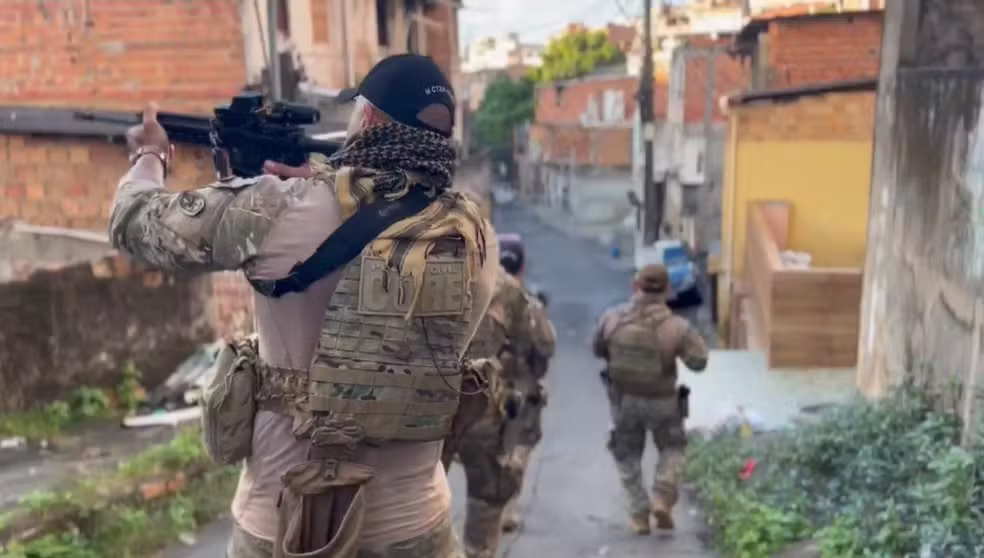 Imagem de Suspeito de liderar facção criminosa morre em confronto com a polícia em Lauro de Freitas