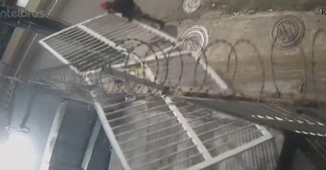 Imagem de Criminosos furtam portão de prédio na Graça