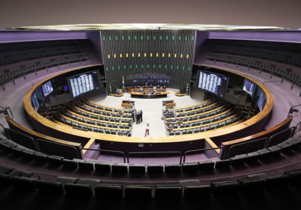 Imagem de Câmara só deve votar isenção do Imposto de Renda em setembro