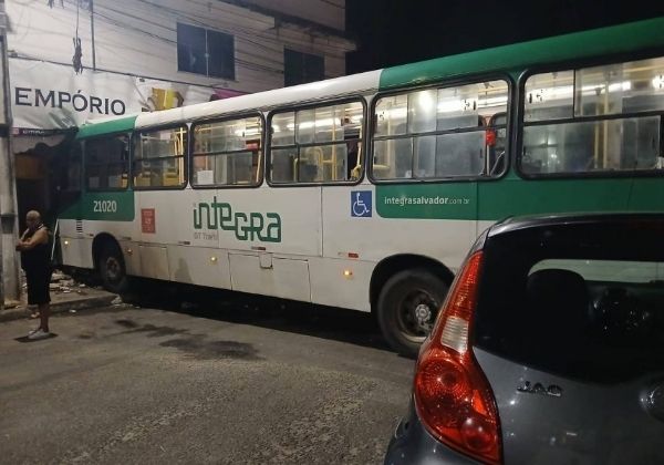 Imagem de Publicado em 05/09/2025 às 07h30. Ônibus invade prédio comercial e deixa 12 feridos na Boca da Mata