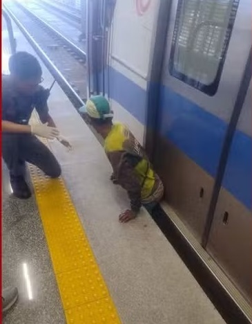 Imagem de Homem prensado entre trem e plataforma segue internado na UTI