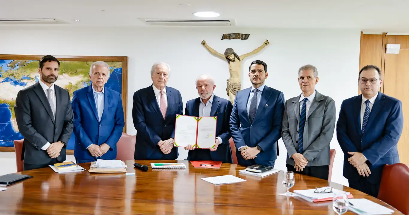 Imagem de Lula assina projeto de lei para tentar sufocar crime organizado