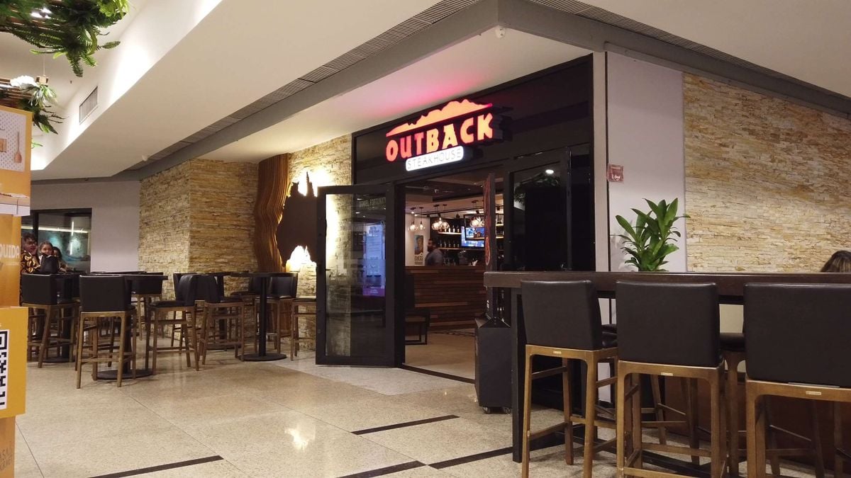 Imagem de Garçom do Outback é demitido por racismo e tem justa causa mantida pela Justiça
