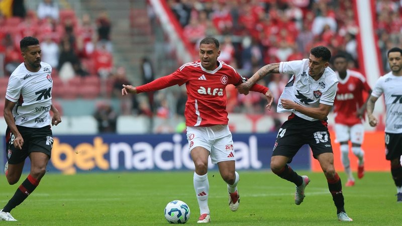Imagem de Vitória joga bem, mas sofre gol nos acréscimos e perde para o Inter no Beira-Rio