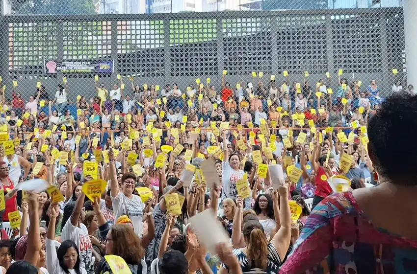 Imagem de Professores mantêm greve em Salvador e Justiça aumenta multa diária