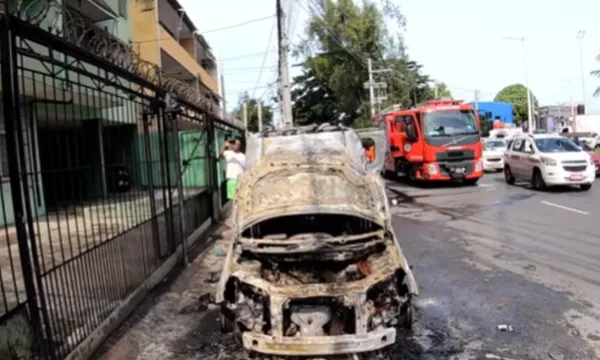 Imagem de Ambulância pega fogo no Rio Vermelho