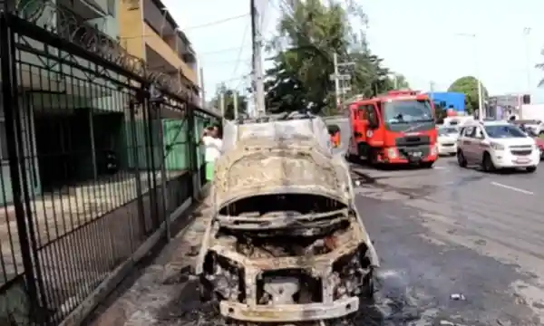 Imagem de Ambulância pega fogo no Rio Vermelho