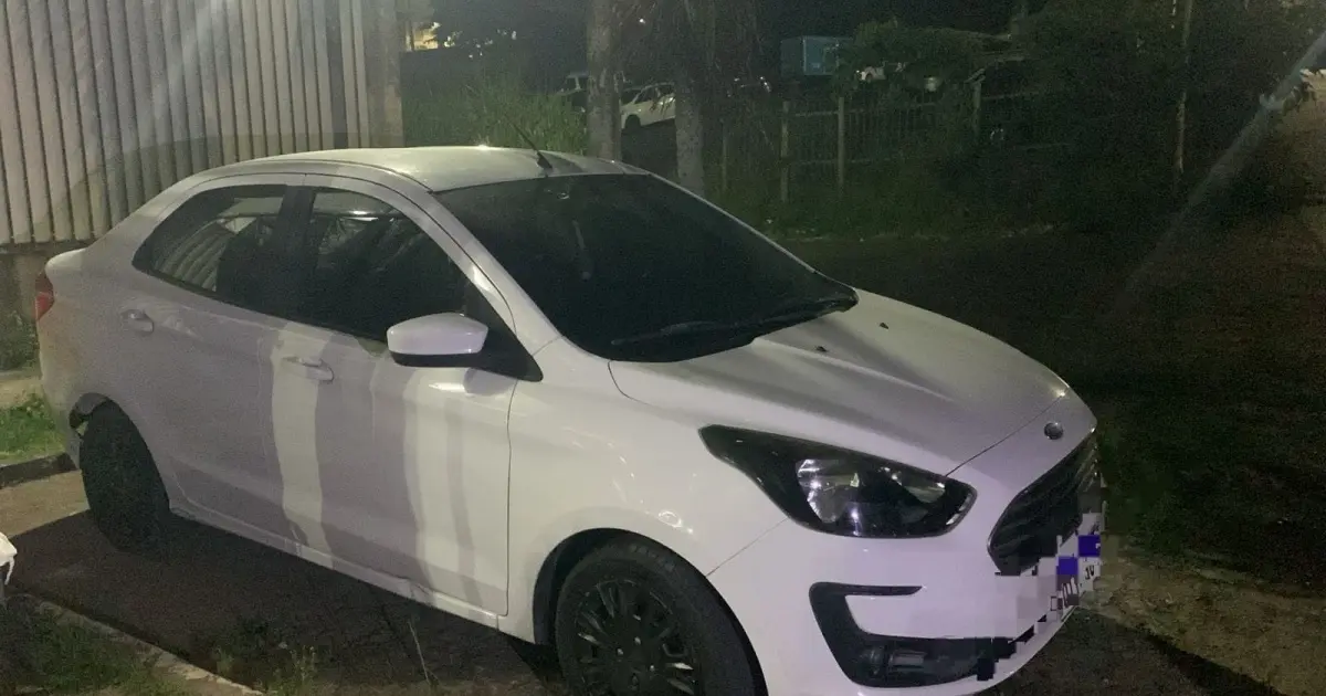 Imagem de PM apreende carro clonado e réplica de arma na Praia do Flamengo, em Salvador