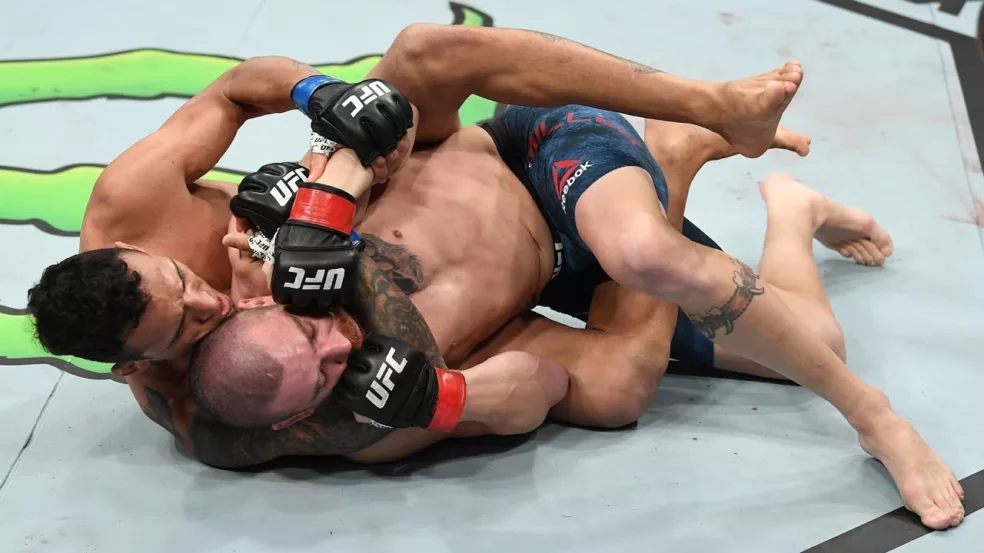 Imagem de Charles Do Bronx é nocauteado e Pantoja mantém cinturão com finalização