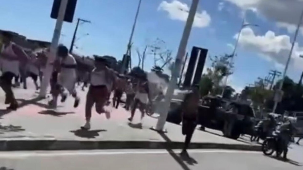 Imagem de Confusão entre torcedores organizados causa pânico e correria na Avenida Suburbana, em Salvador