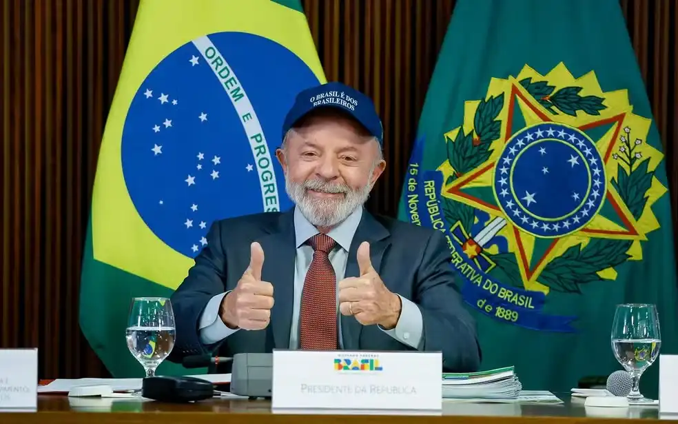 Imagem de Lula lança novo slogan de governo e cobra ministros por entregas na reta final do mandato
