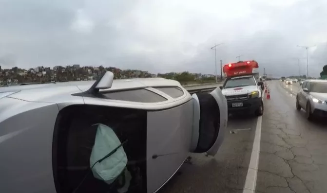 Imagem de Carro capota na ligação da BR-324 com a Via Expressa