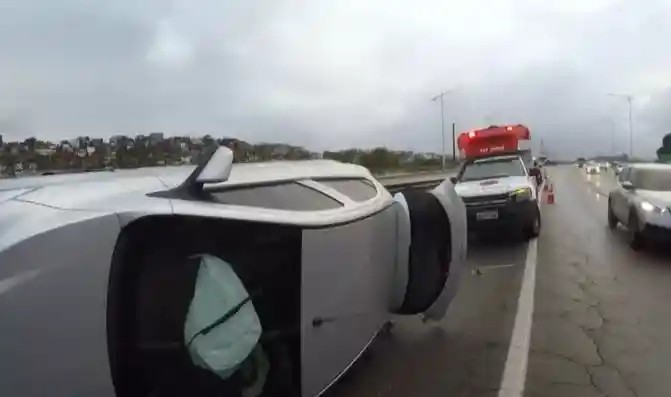 Imagem de Carro capota na ligação da BR-324 com a Via Expressa