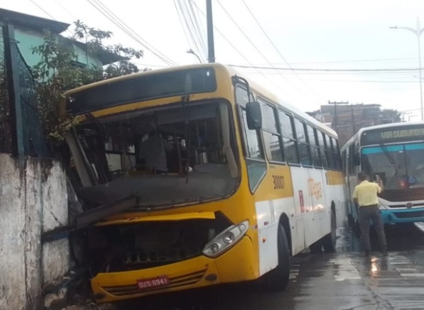 Imagem de Ônibus bate em muro de casa em Periperi