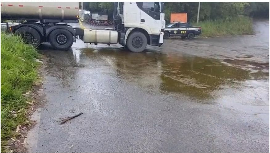 Imagem de Vazamento de biodiesel provoca interdição parcial na BR-324
