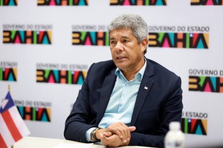 Imagem de Governador Jerônimo Rodrigues é alvo de ovadas durante inauguração de conjunto habitacional em Salvador