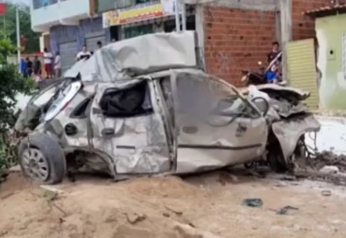 Imagem de Homem morre após carro ser atingido e arrastado por caminhão fora de controle na Bahia