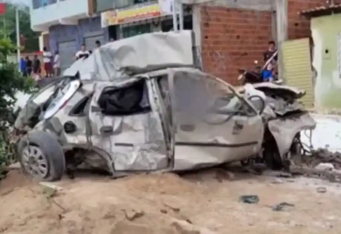 Imagem de Homem morre após carro ser atingido e arrastado por caminhão fora de controle na Bahia