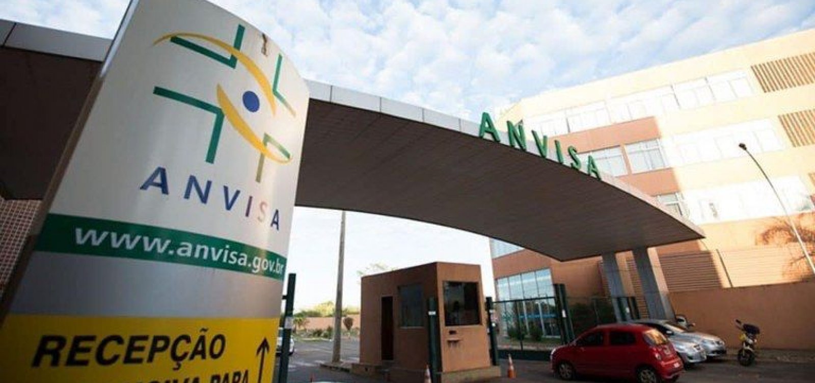 Imagem de Anvisa suspende lotes de suplemento por erro em validade