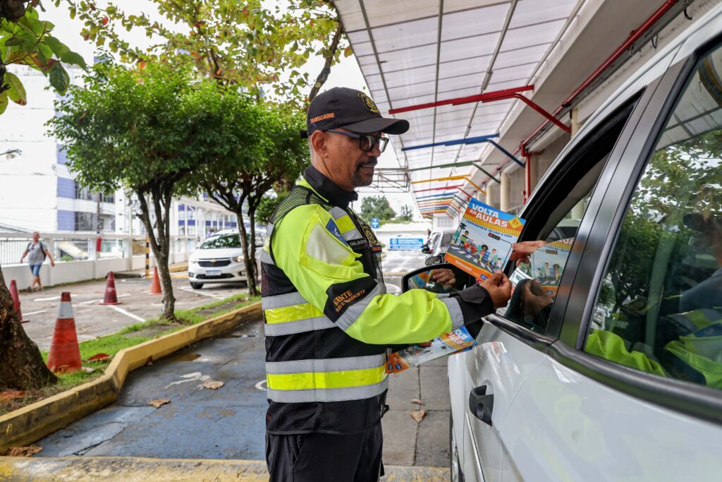 Imagem de Campanha Volta às Aulas mobiliza motoristas e pedestres no entorno das escolas
