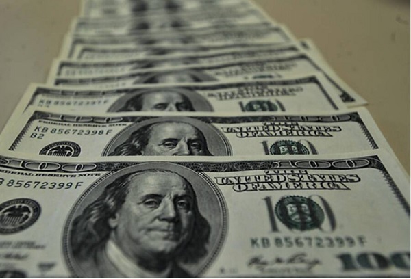 Imagem de Dólar sobe com liquidez reduzida em meio a feriado nos EUA; cenário político e econômico pesa no mercado