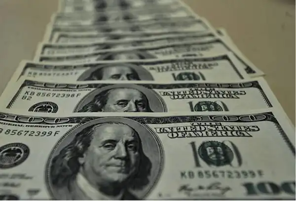Imagem de Dólar sobe com liquidez reduzida em meio a feriado nos EUA; cenário político e econômico pesa no mercado