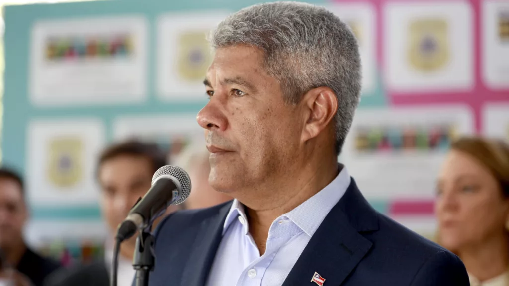 Imagem de Jerônimo Rodrigues sanciona lei que prevê reajuste e novos cargos para servidores