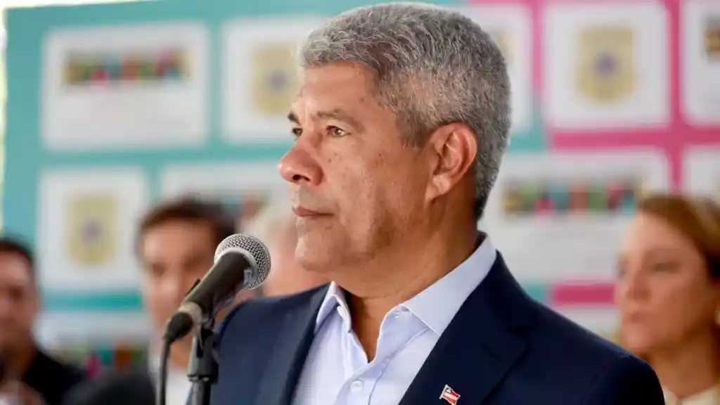 Imagem de Jerônimo Rodrigues sanciona lei que prevê reajuste e novos cargos para servidores
