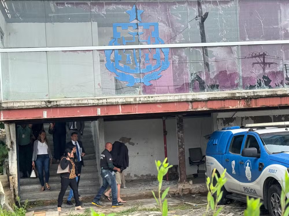 Imagem de Com gritos de 'justiça', filho de vereadora suspeito de atropelar corredor em Salvador é hostilizado ao sair de delegacia