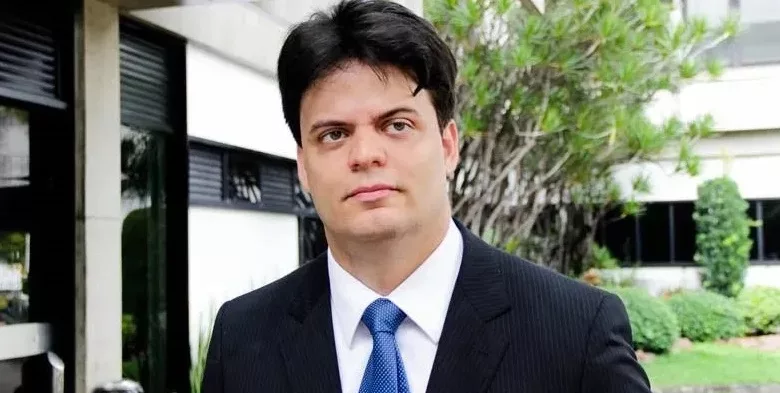 Imagem de Corpo de Daniel Keller é enterrado em cerimônia reservada