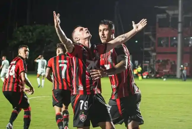 Imagem de Renato Kayzer marca duas vezes e Vitória vence Vasco de virada no Barradão