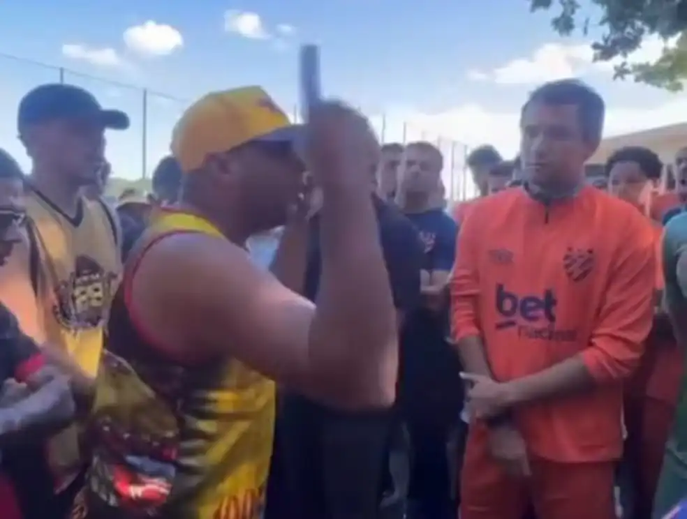 Imagem de Torcedores invadem CT do Sport, ameaçam jogadores e agridem atacante