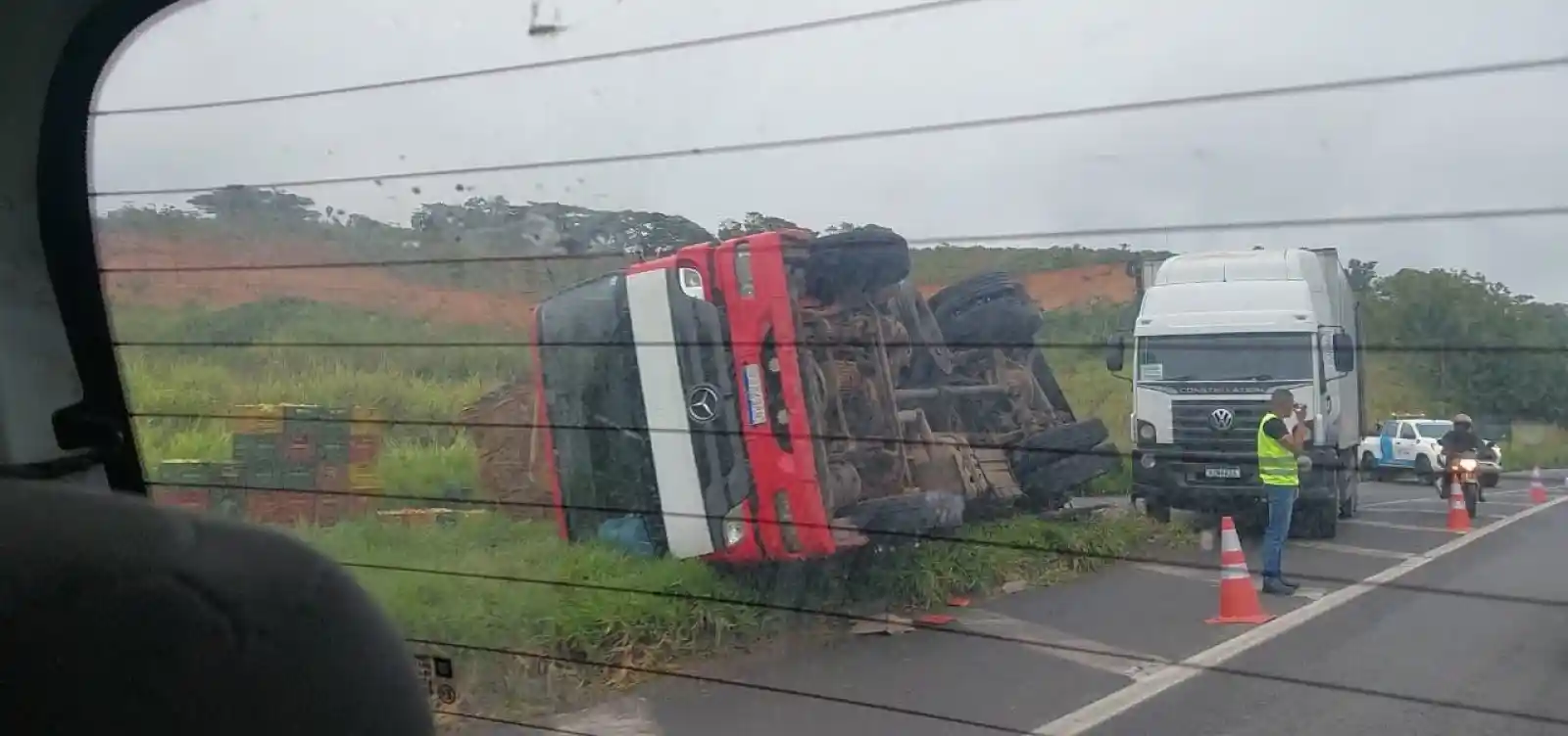 Imagem de Caminhão de tomates tomba e interdita parte da BR-324 nesta segunda