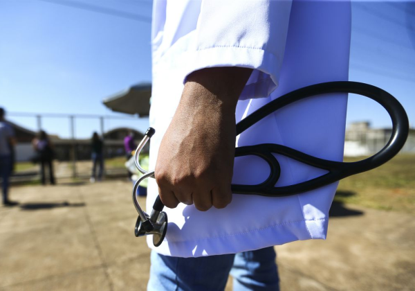 Imagem de Médicos da rede estadual suspendem greve após decisão da Justiça baiana