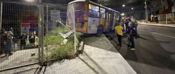 Imagem de Micro-ônibus perde freio e quase cai em ribanceira em Salvador; ninguém ficou ferido