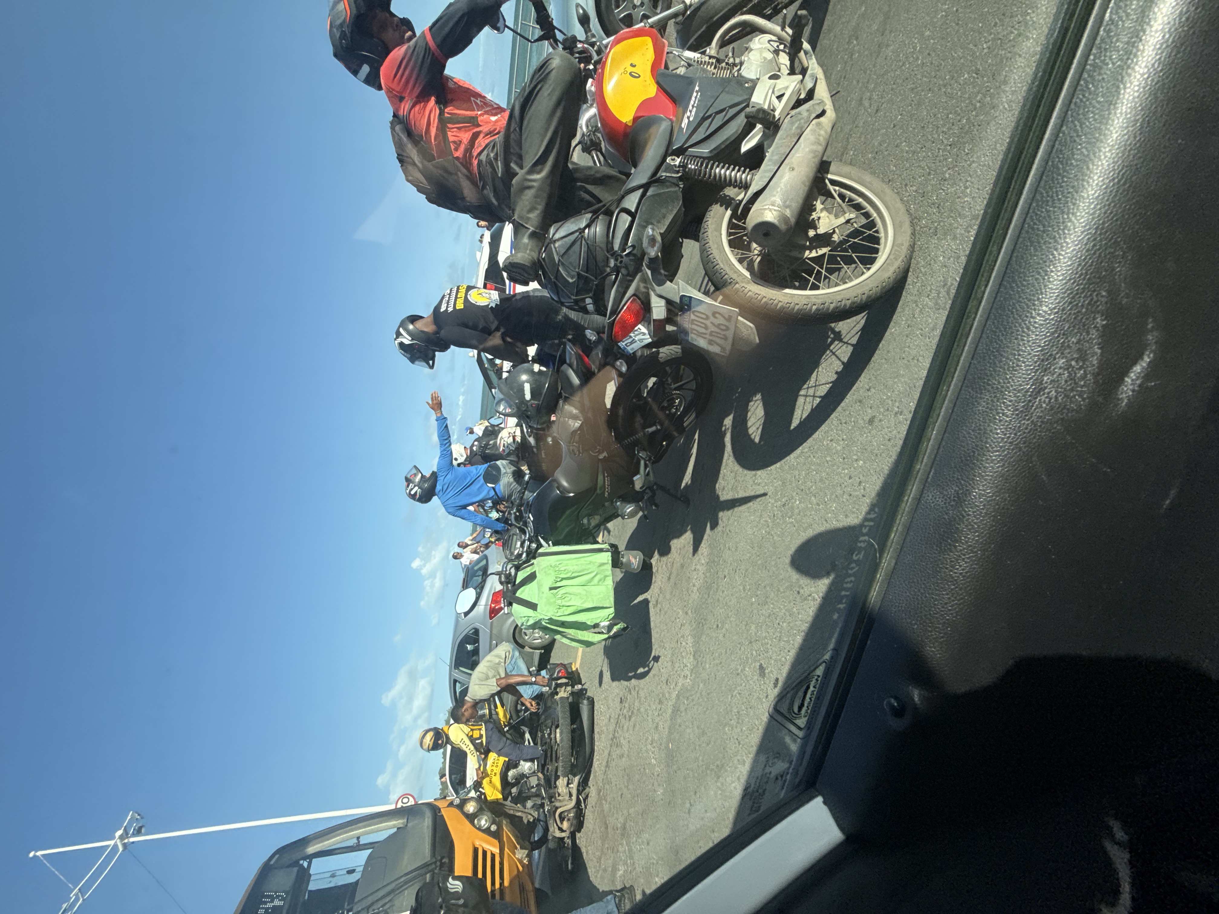 Imagem de Acidente entre ônibus 'amarelinho' e moto trava trânsito em Itapuã