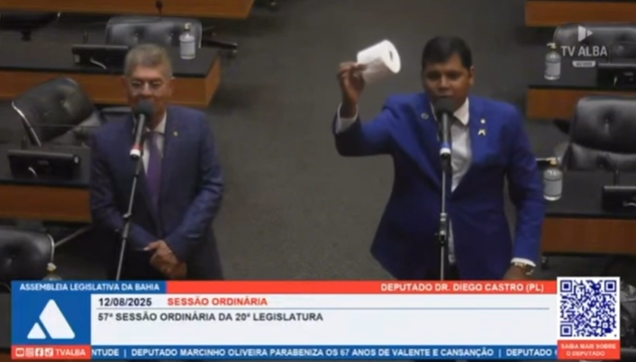 Imagem de Deputado leva papel higiênico à sessão na Alba para opositor 'limpar a boca' e tem microfone cortado