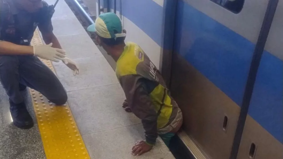 Imagem de Homem fica preso entre trem e plataforma do metrô na Estação Campinas