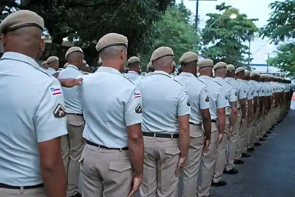 Imagem de Jerônimo Rodrigues sanciona lei que reduz tempo para promoção de soldados da PM-BA