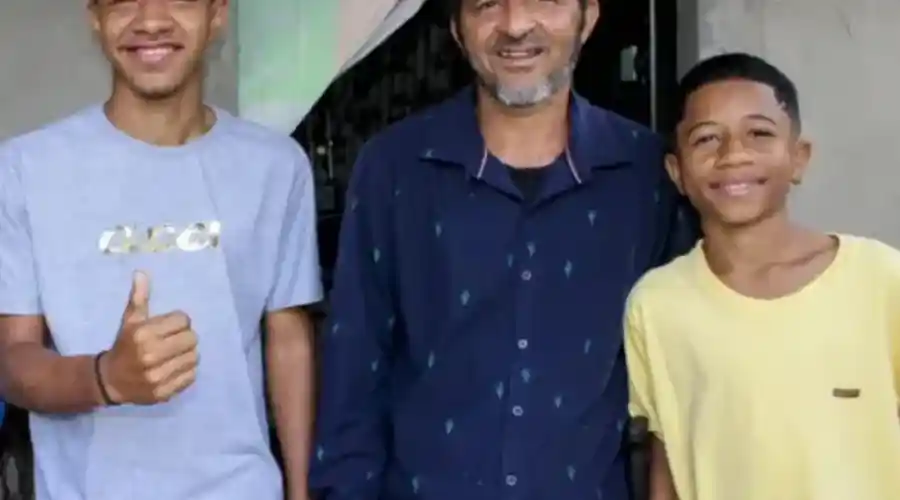Imagem de Pai de Samuel e Mateus é recebido com homenagens de familiares após alta hospitalar