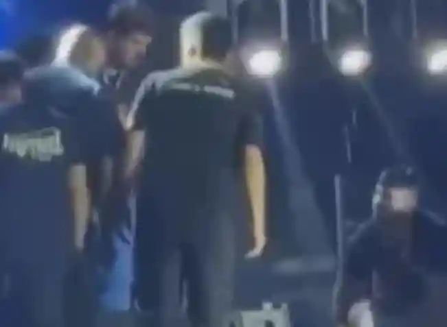 Imagem de Marrone se desequilibra e cai do palco durante show
