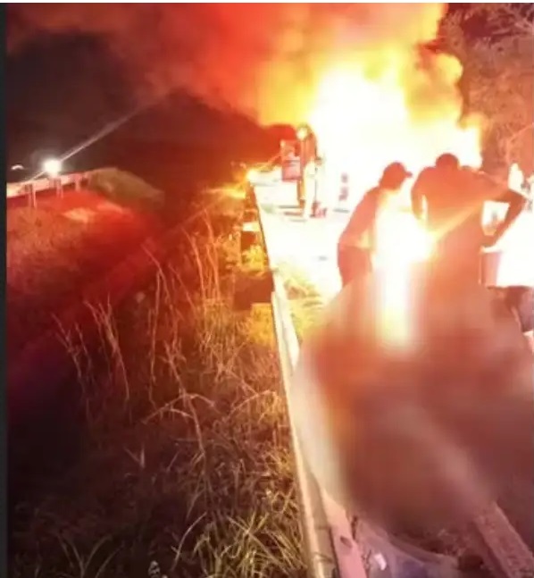 Imagem de Colisão entre carro e moto deixa duas pessoas em estado grave na BA-099; motocicleta pegou fogo