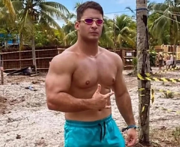 Imagem de Atleta que deu 60 socos na namorada diz ter sido agredido, algemado e nu, em cela de presídio